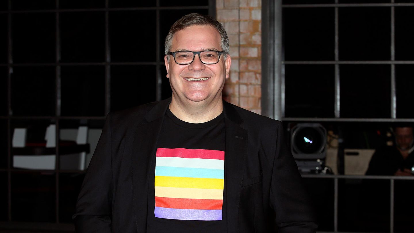 Moderator Elton, 51