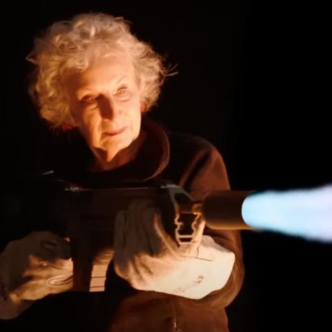 Margaret Atwood versucht, mit einem Flammenwerfer eine unbrennbare Version ihres Buches "The Handmaid's Tale" anzuzünden