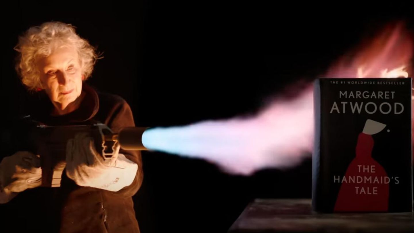 Margaret Atwood versucht, mit einem Flammenwerfer eine unbrennbare Version ihres Buches "The Handmaid's Tale" anzuzünden