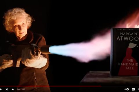 Margaret Atwood versucht, mit einem Flammenwerfer eine unbrennbare Version ihres Buches "The Handmaid's Tale" anzuzünden