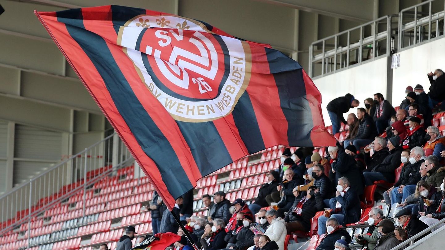 Wehende Flagge des SV Wehen Wiesbaden