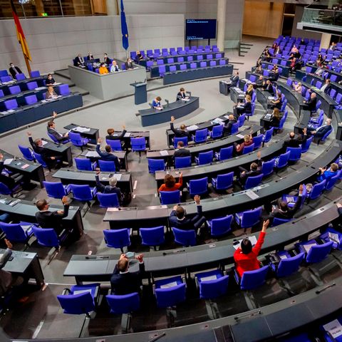 Abgeordnete stimmen im Plenum des Deutschen Bundestages ab (Archivfoto)