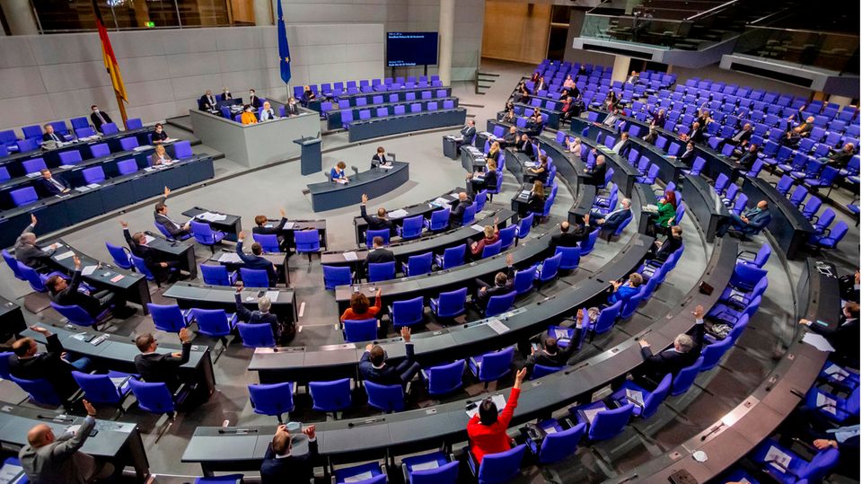 Abgeordnete stimmen im Plenum des Deutschen Bundestages ab (Archivfoto)