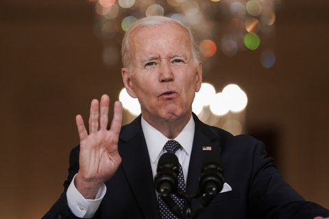 Platz 1: Joe Biden. Vier. Vier weitere Jahre hätte der US-Präsident gerne. Ganz klar: Tritt er nochmal an, werden ihn die Demokraten unterstützen – obwohl ihm manche vor der letzten Wahl schon nur zwei Jahre zugetraut hatten. Doch Biden, der seine Ambitionen im kleinen Kreis geäußert haben soll, gilt unter allen gehandelten Kandidat:innen immer noch als der aussichtsreichste. Dennoch muss er sich fragen, ob er seiner Partei – ungeachtet seines Amtsbonus' – mit einer Kandidatur einen Gefallen täte. Schon jetzt wirkt der 79-Jährige manchmal "wackelig" und der harte Wahlkampf hat ihm beim letzten Mal schon sehr  zugesetzt. 2024 könnte ihm mit dem Gouverneur von Florida, Ron DeSantis, zudem ein Mann gegenüber stehen, der nur halb so alt ist wie er. Dass ein 43-Jähriger einen 81-Jährigen in puncto Dynamik und Aufbruchstimmung leicht in die Tasche steckt, versteht sich von selbst – unabhängig von der politischen Agenda.