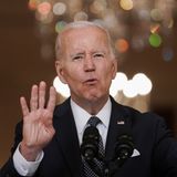 Platz 1: Joe Biden. Vier. Vier weitere Jahre hätte der US-Präsident gerne. Ganz klar: Tritt er nochmal an, werden ihn die Demokraten unterstützen – obwohl ihm manche vor der letzten Wahl schon nur zwei Jahre zugetraut hatten. Doch Biden, der seine Ambitionen im kleinen Kreis geäußert haben soll, gilt unter allen gehandelten Kandidat:innen immer noch als der aussichtsreichste. Dennoch muss er sich fragen, ob er seiner Partei – ungeachtet seines Amtsbonus' – mit einer Kandidatur einen Gefallen täte. Schon jetzt wirkt der 79-Jährige manchmal "wackelig" und der harte Wahlkampf hat ihm beim letzten Mal schon sehr  zugesetzt. 2024 könnte ihm mit dem Gouverneur von Florida, Ron DeSantis, zudem ein Mann gegenüber stehen, der nur halb so alt ist wie er. Dass ein 43-Jähriger einen 81-Jährigen in puncto Dynamik und Aufbruchstimmung leicht in die Tasche steckt, versteht sich von selbst – unabhängig von der politischen Agenda.