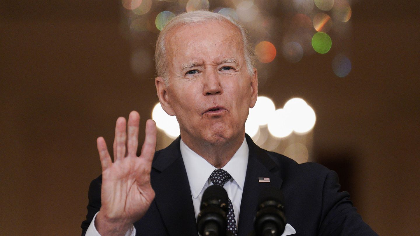 Platz 1: Joe Biden. Vier. Vier weitere Jahre hätte der US-Präsident gerne. Ganz klar: Tritt er nochmal an, werden ihn die Demokraten unterstützen – obwohl ihm manche vor der letzten Wahl schon nur zwei Jahre zugetraut hatten. Doch Biden, der seine Ambitionen im kleinen Kreis geäußert haben soll, gilt unter allen gehandelten Kandidat:innen immer noch als der aussichtsreichste. Dennoch muss er sich fragen, ob er seiner Partei – ungeachtet seines Amtsbonus' – mit einer Kandidatur einen Gefallen täte. Schon jetzt wirkt der 79-Jährige manchmal "wackelig" und der harte Wahlkampf hat ihm beim letzten Mal schon sehr  zugesetzt. 2024 könnte ihm mit dem Gouverneur von Florida, Ron DeSantis, zudem ein Mann gegenüber stehen, der nur halb so alt ist wie er. Dass ein 43-Jähriger einen 81-Jährigen in puncto Dynamik und Aufbruchstimmung leicht in die Tasche steckt, versteht sich von selbst – unabhängig von der politischen Agenda.