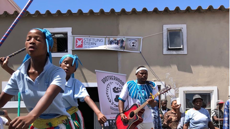 Ein Tanzwettbewerb des Brotherhood Social Clubs in einem Township bei Kapstadt. Der Verein versucht, Jugendliche vor einer Karriere in kriminellen Gangs zu bewahren – und ist eines von mehreren Dutzend Projekten der Stiftung stern weltweit
