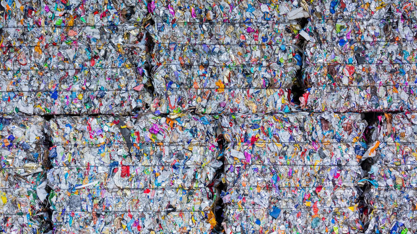 Sortierter Plastikmüll liegt in Blöcke gepresst und gestapelt aufeinander. Laut OECD wird Plastikmüll weltweit stark zunehmen.
