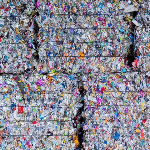 Sortierter Plastikmüll liegt in Blöcke gepresst und gestapelt aufeinander. Laut OECD wird Plastikmüll weltweit stark zunehmen.