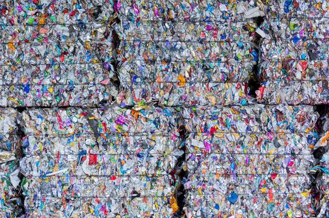 Sortierter Plastikmüll liegt in Blöcke gepresst und gestapelt aufeinander. Laut OECD wird Plastikmüll weltweit stark zunehmen.
