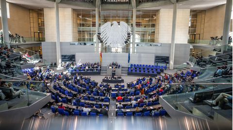 Christian Lindner (FDP), Bundesminister der Finanzen, spricht im Plenarsaal im Bundestag