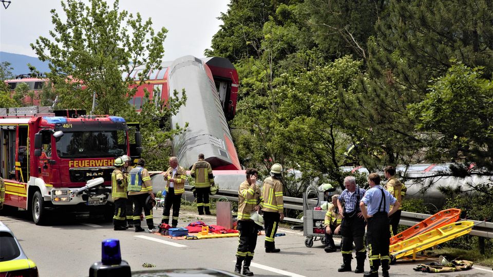 Bayern, Garmisch-Partenkirchen: Zahlreiche Einsatz- und Rettungskräfte sind nach einem schweren Zugunglück im Einsatz
