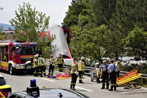 Bayern, Garmisch-Partenkirchen: Zahlreiche Einsatz- und Rettungskräfte sind nach einem schweren Zugunglück im Einsatz