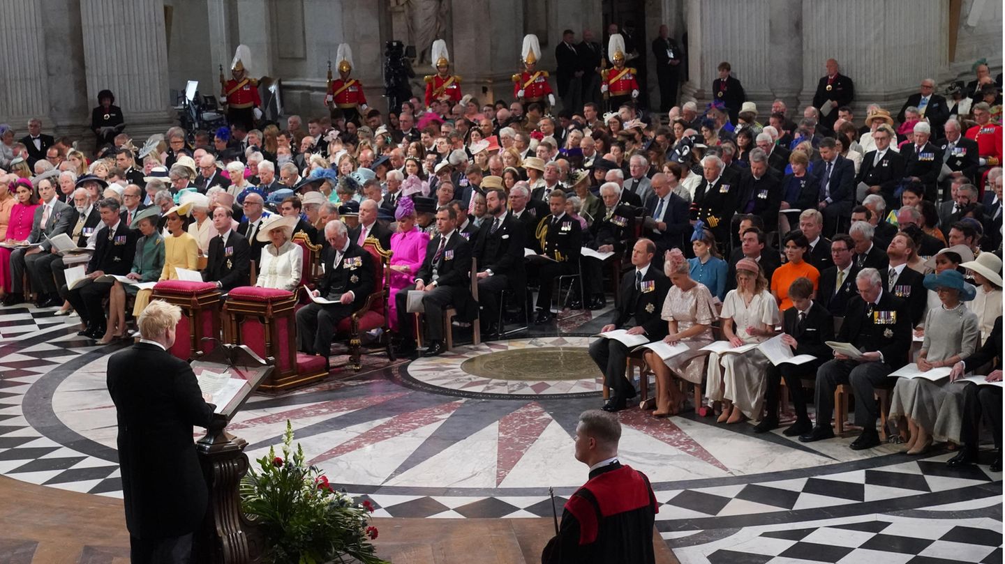 Welten entfernt: Während Prinz William beim Gottesdienst vorne links in der ersten Reihe zwischen seiner Stiefmutter Camilla (in Weiß) und seiner Ehefrau Catherine (in Gelb) Platz nehmen durfte, musste sich sein Bruder Harry mit einem Platz in der zweiten Reihe rechts begnügen.