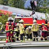Mit schweren Kränen versuchen die Rettungskräfte, die Waggons zu bergen