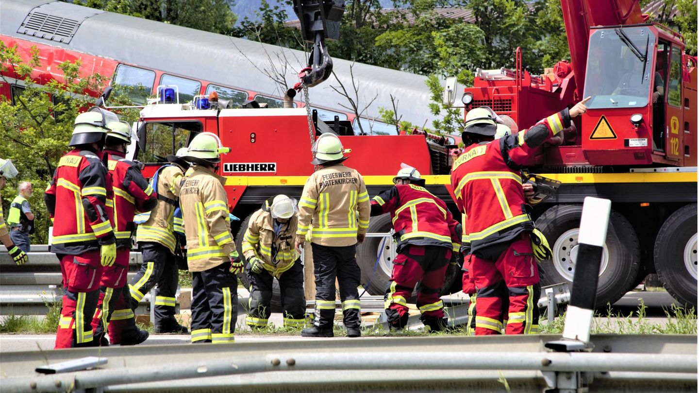 Mit schweren Kränen versuchen die Rettungskräfte, die Waggons zu bergen