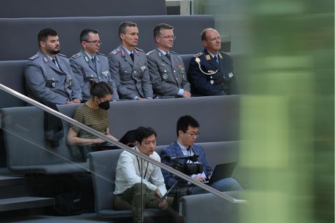 Bundeswehrangehörige sitzen im Bundestag