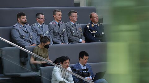 Bundeswehrangehörige sitzen im Bundestag