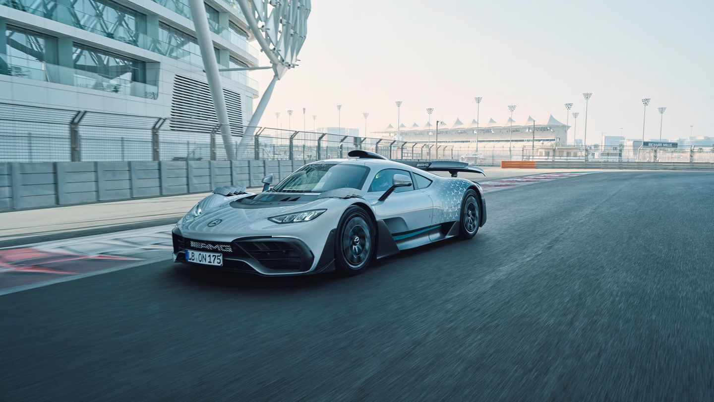 Der Mercedes AMG-One in seitlicher Frontansicht auf einer Rennstrecke