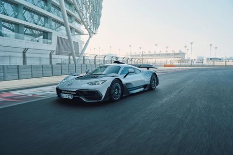 Der Mercedes AMG-One in seitlicher Frontansicht auf einer Rennstrecke