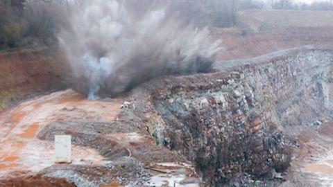 Explosion in der Zeitlupe: Hier brechen Schockwellen 20 Tonnen Fels auf