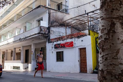 Mallorca: Von den Balkonen sollen angeblich Zigaretten auf das Dach der Bar geworfen worden sein
