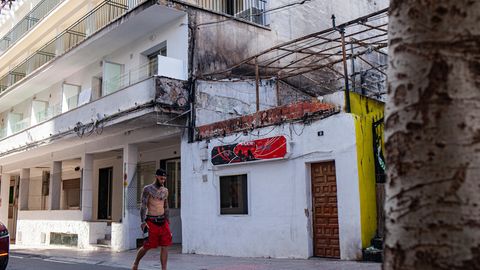 Mallorca: Von den Balkonen sollen angeblich Zigaretten auf das Dach der Bar geworfen worden sein