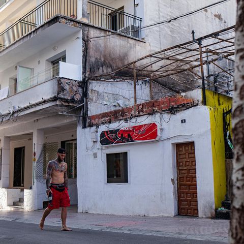 Mallorca: Von den Balkonen sollen angeblich Zigaretten auf das Dach der Bar geworfen worden sein