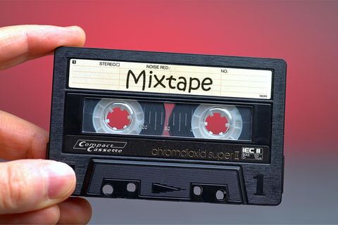 Eine Hand hält eine mit "Mixtape" beschriebene Kassette
