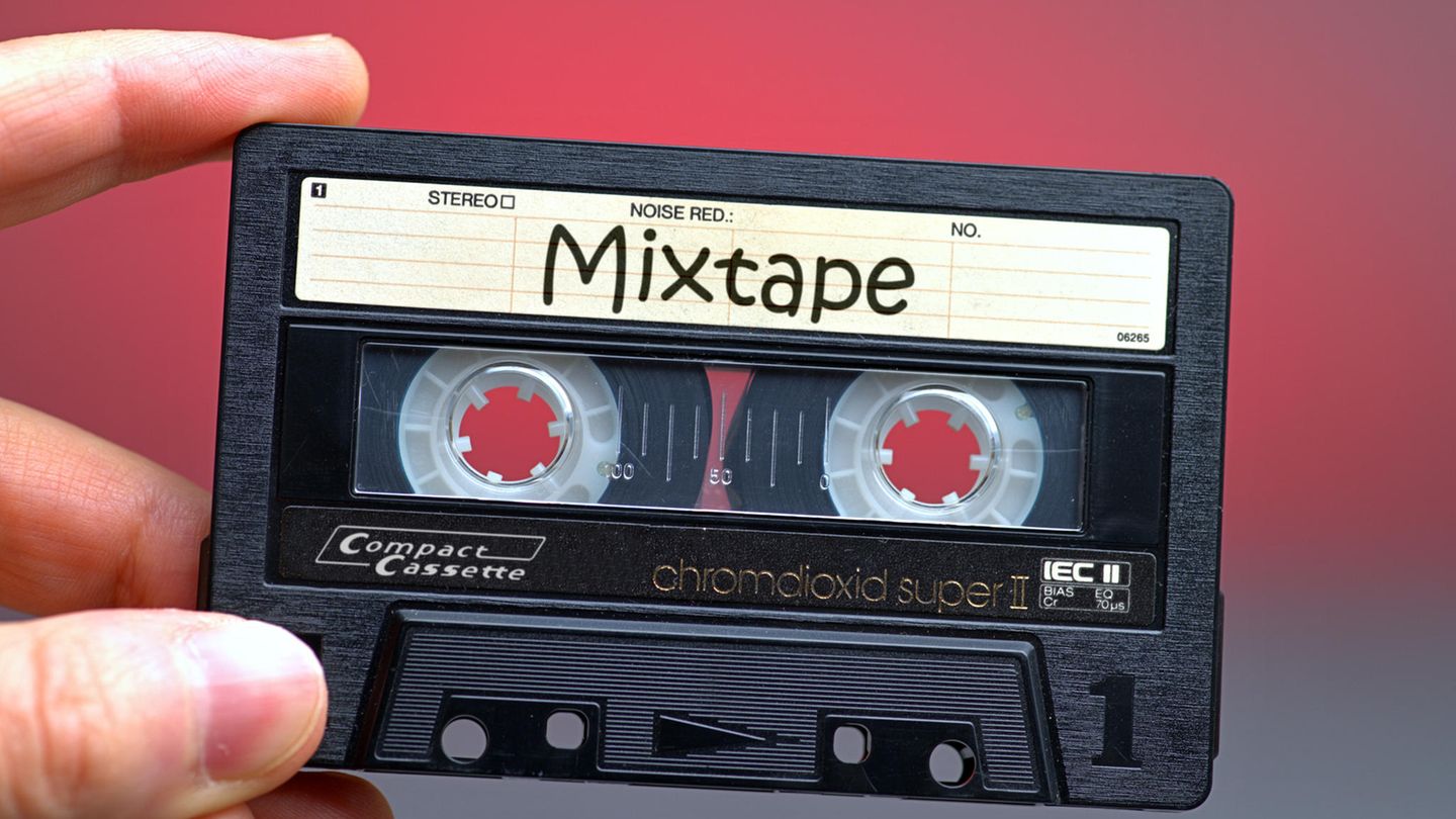Eine Hand hält eine mit "Mixtape" beschriebene Kassette