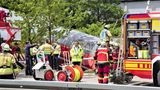 Wie Zeugen dem Bayerischen Rundfunk schildern, müssen Verletzte von der Feuerwehr durch Fenster gezogen werden