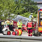 Wie Zeugen dem Bayerischen Rundfunk schildern, müssen Verletzte von der Feuerwehr durch Fenster gezogen werden