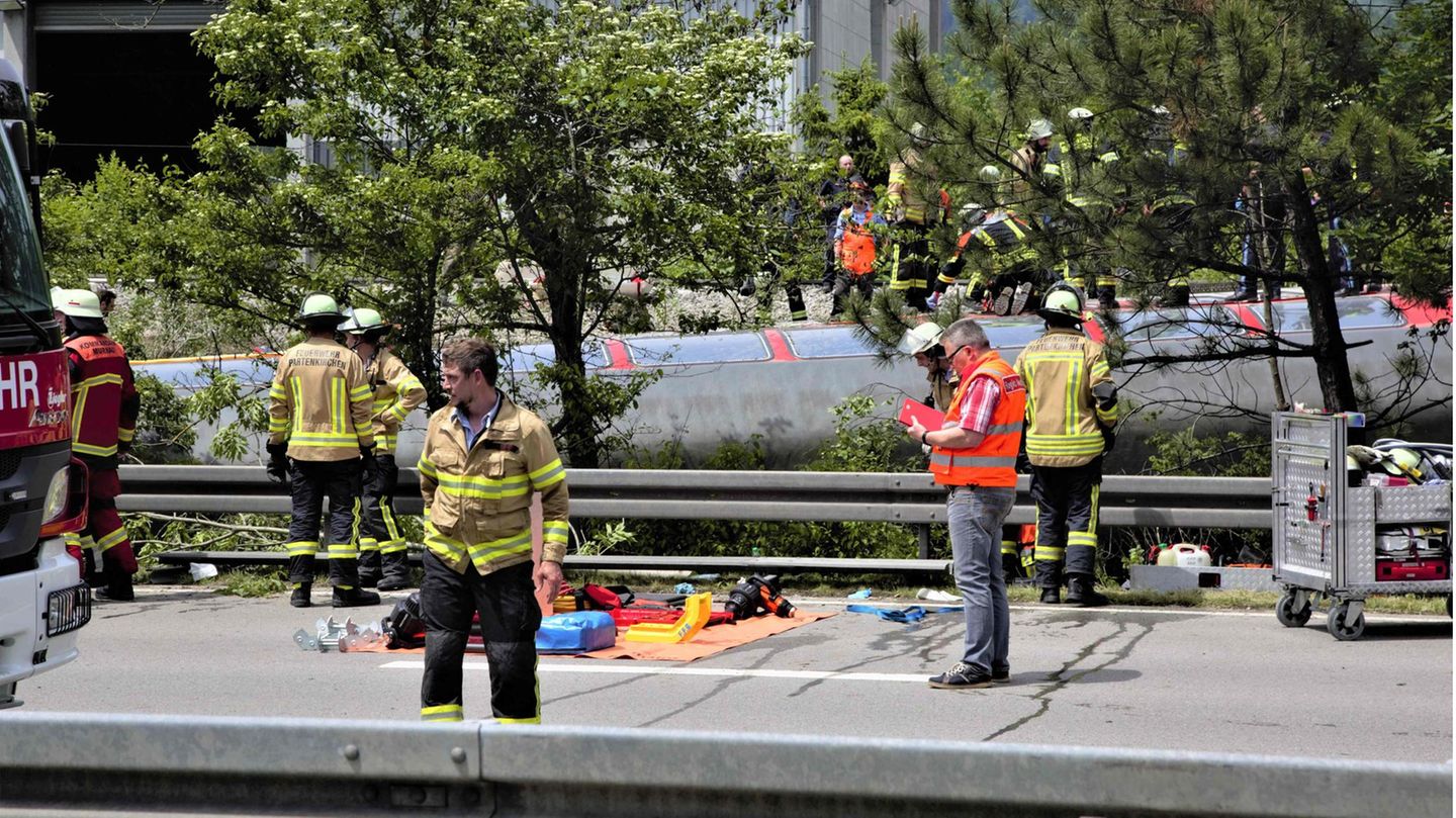 Die Rettungskräfte brauchen ungefähr eine Stunde, um die Opfer zu bergen, teilt der bayerische Innenminister Joachim Herrmann später mit. 15 Bundeswehrsoldaten, die im Zug mitfahren, haben demnach bei der Rettung geholfen. 