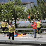 Die Rettungskräfte brauchen ungefähr eine Stunde, um die Opfer zu bergen, teilt der bayerische Innenminister Joachim Herrmann später mit. 15 Bundeswehrsoldaten, die im Zug mitfahren, haben demnach bei der Rettung geholfen. 