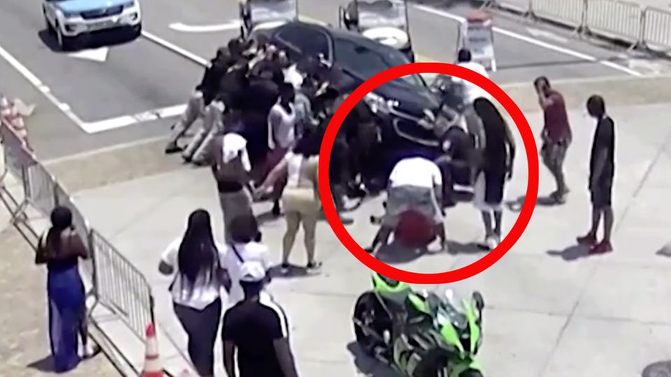 Nach Unfall: Passanten retten eingeklemmten Biker – indem sie ein Auto anheben