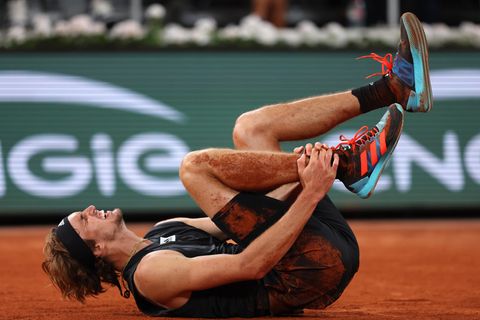 Alexander Zverev hält sich mit schmerzverzerrtem Gesicht den Knöchel bei den French Open