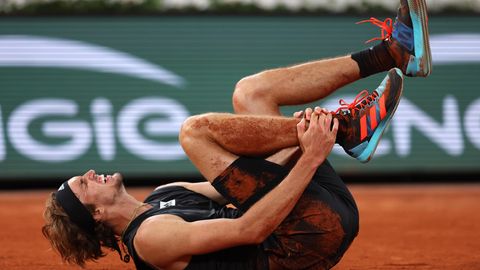 Alexander Zverev hält sich mit schmerzverzerrtem Gesicht den Knöchel bei den French Open