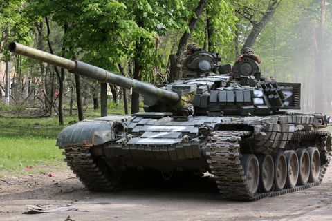 Ein russischer Panzer fährt im Donbass in der Ukraine