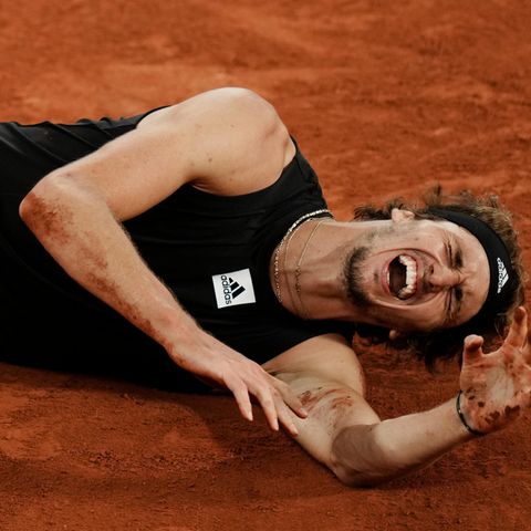 Mit schmerzverzerrtem Gesicht liegt Alexander Zverev auf dem Boden bei den French Open