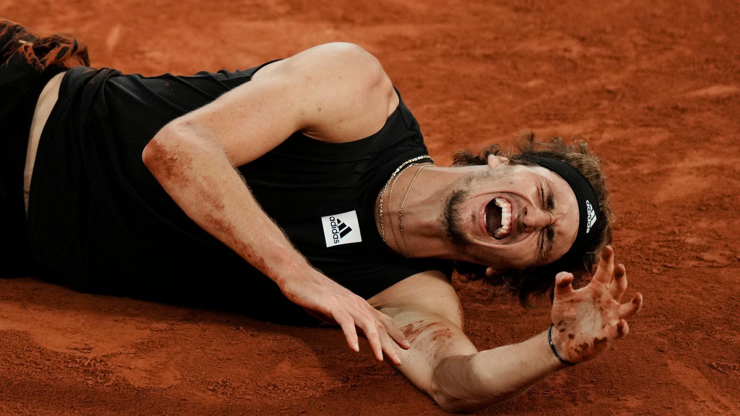 Mit schmerzverzerrtem Gesicht liegt Alexander Zverev auf dem Boden bei den French Open