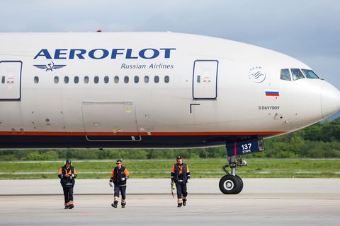 Eine Passagiermaschine von Aeroflot steht auf einem Flughafen