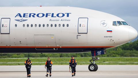 Eine Passagiermaschine von Aeroflot steht auf einem Flughafen