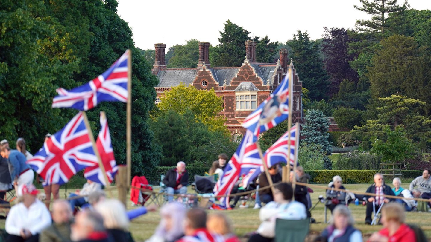 Besucher sitzen auf dem Landsitz von Queen Elizabeth II. in Sandringham