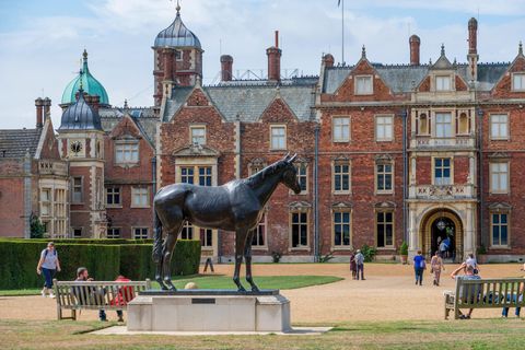 Vor dem Landsitz von Queen Elizabeth in Sandringham steht die Statue von Estimate.