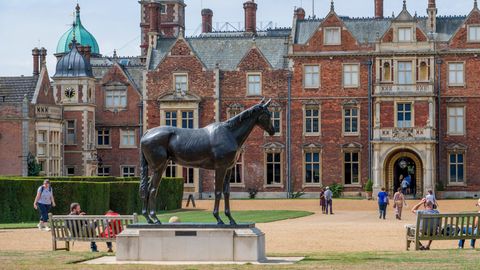 Vor dem Landsitz von Queen Elizabeth in Sandringham steht die Statue von Estimate.