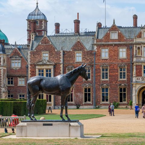Vor dem Landsitz von Queen Elizabeth in Sandringham steht die Statue von Estimate.