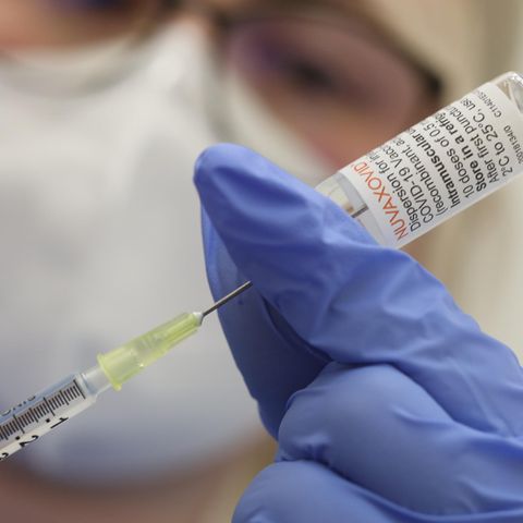 Eine Krankenschwester den Impfstoff Nuvaxovid vom Hersteller Novavax auf eine Spritze auf