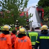 Während die Lok und der erste Waggon noch auf den Gleisen zu stehen scheinen, hängt der zweite Waggon auf der Böschung