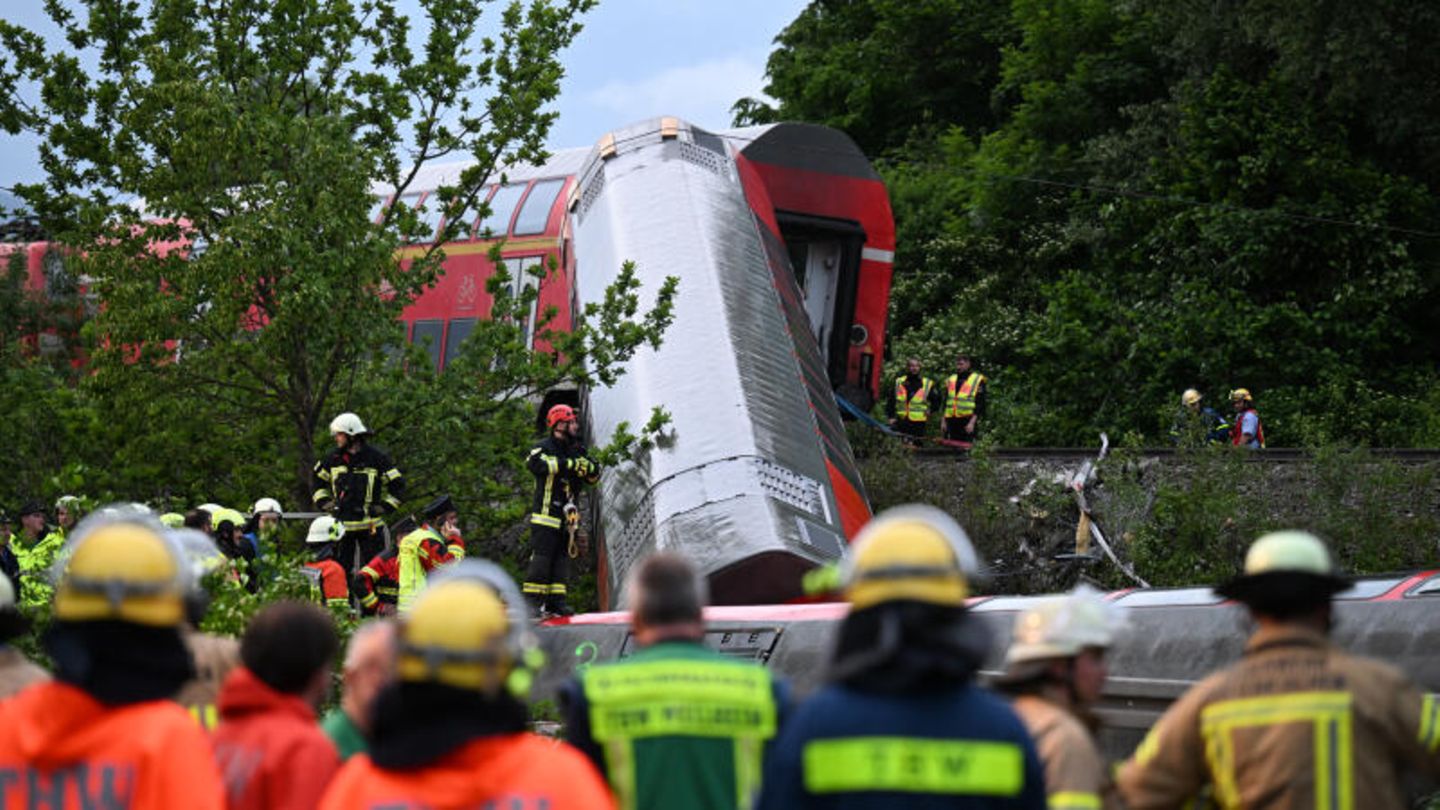 Während die Lok und der erste Waggon noch auf den Gleisen zu stehen scheinen, hängt der zweite Waggon auf der Böschung