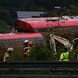 Zwei rote Doppelstock-Waggons liegen in einander verkeilt auf der linken Seite, wodurch die Dächer zu sehen sind